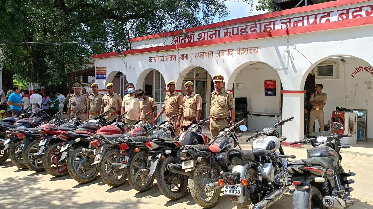 बरामद की गईं चोरी की बाइकें।