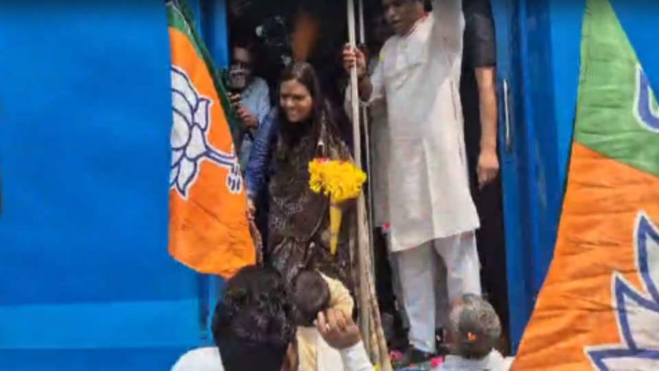 BJP State President Archana Gupta traveled on a hydrogen train