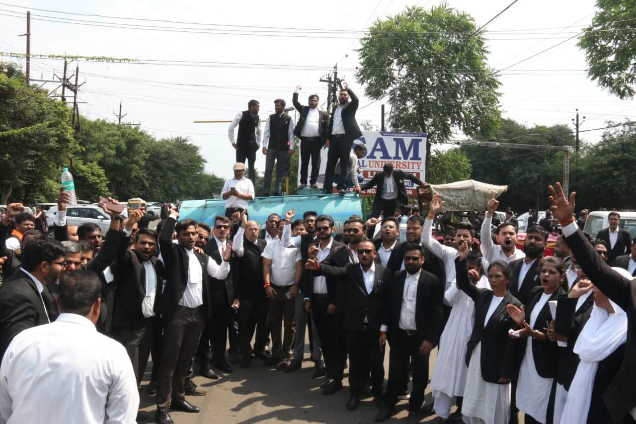 bhopal jahangirabad police station lawyer assault three policemen suspended