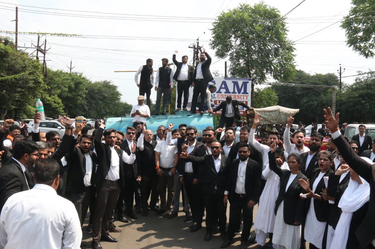 bhopal jahangirabad police station lawyer assault three policemen suspended