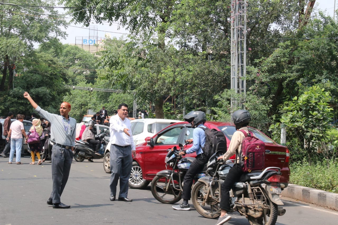 bhopal jahangirabad police station lawyer assault three policemen suspended