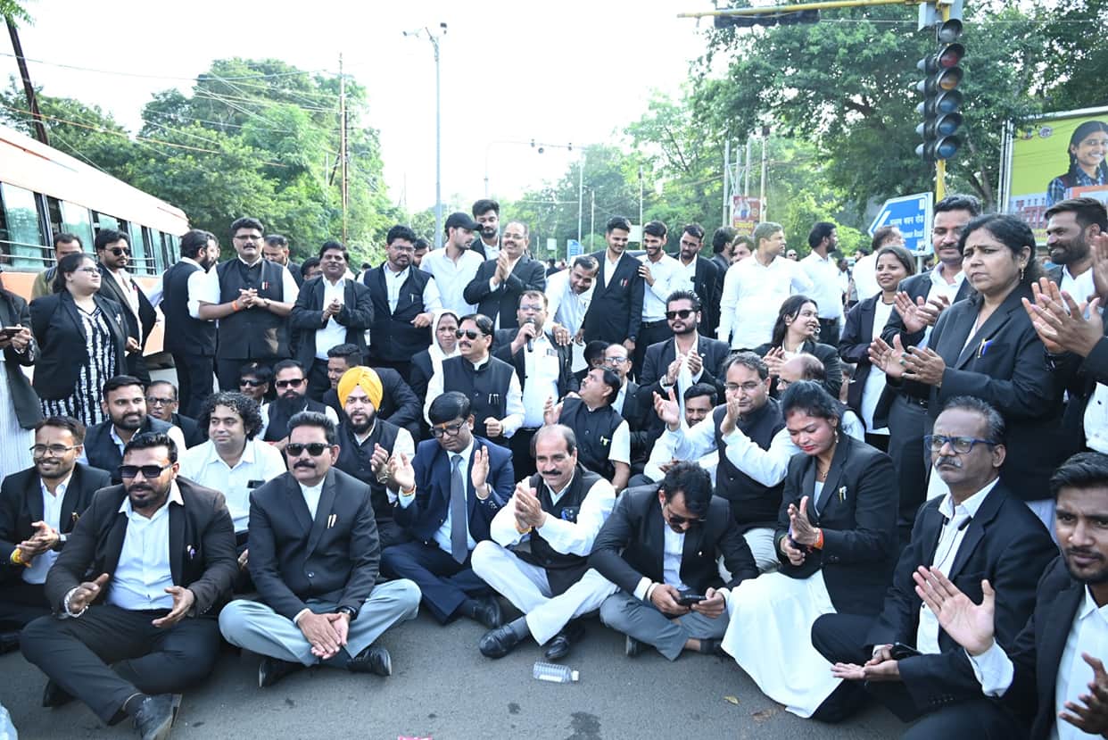 bhopal jahangirabad police station lawyer assault three policemen suspended