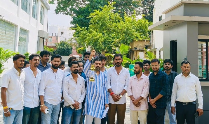 सरप्लस बिजली पर सवाल: बार-बार क्यों गुल हो रही बिजली?, लालटेन लेकर पावर मैनेजमेंट कंपनी पहुंचे रहवासी