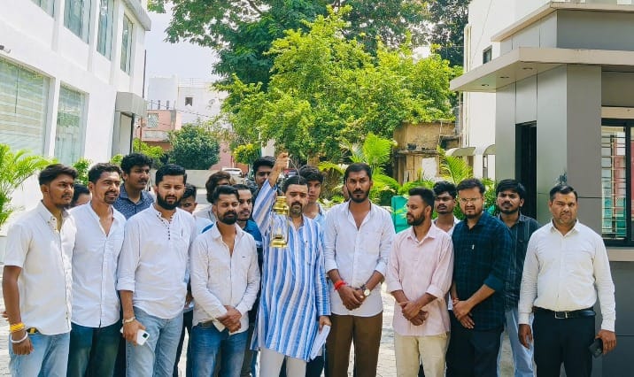 लालटेन लेकर मध्यप्रदेश पावर मैनेजमेंट कंपनी के कार्यालय पहुंचे लोग