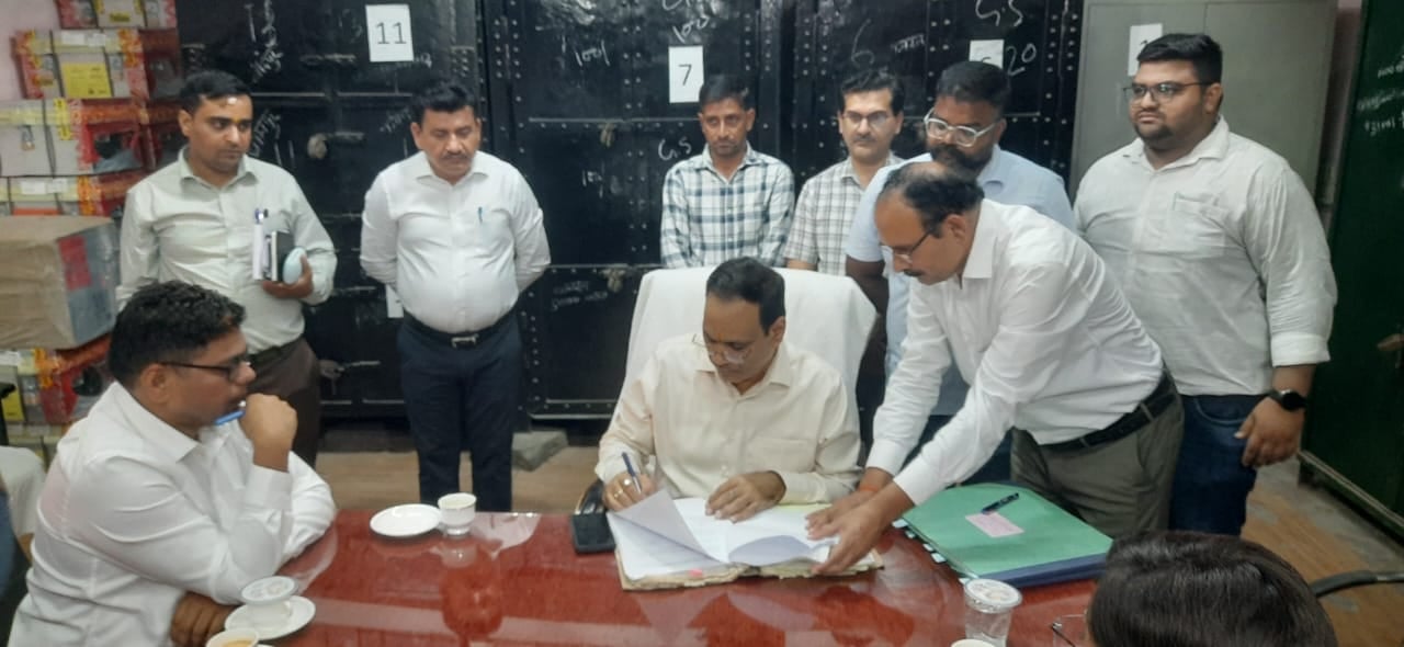 New Bijnor DM Umesh Pratap Singh Takes Charge, Timely Resolution of Public Grievances Among Top Priorities