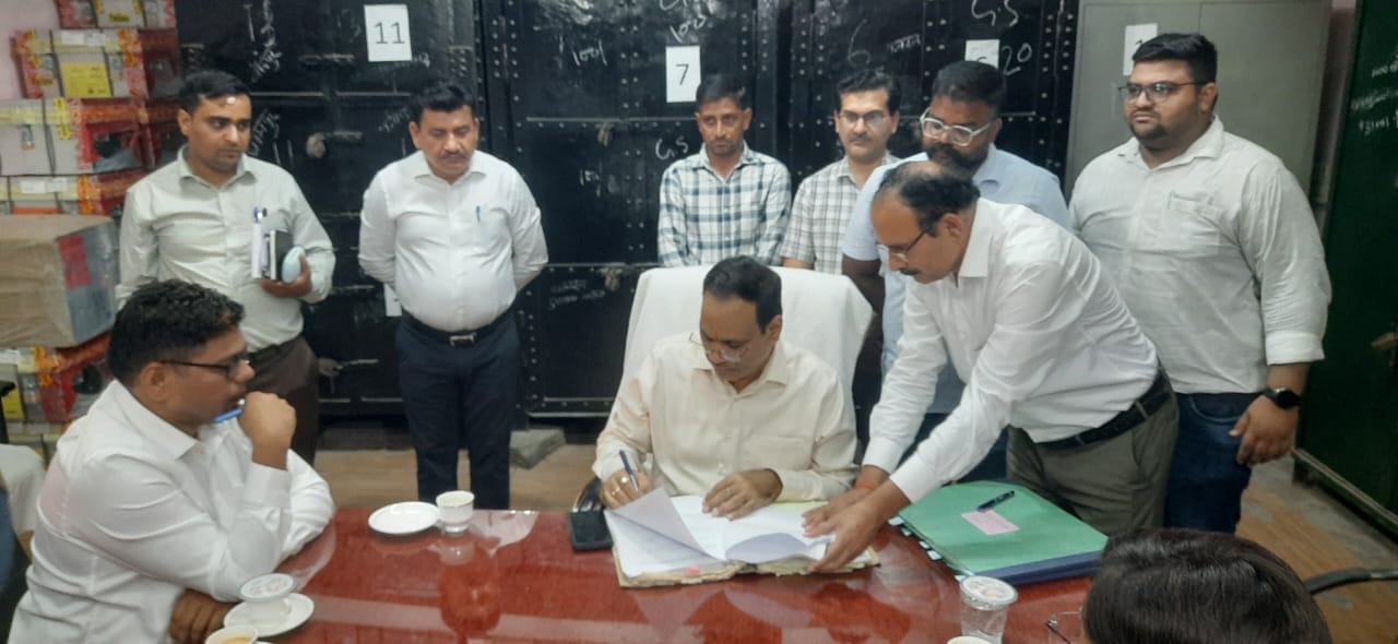 बिजनौर के नवागत डीएम ने संभाला कार्यभार