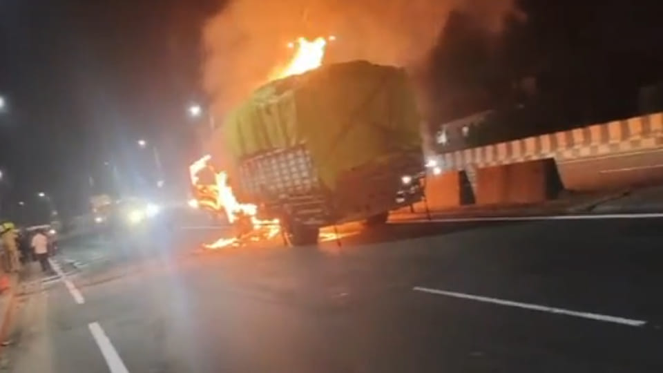 Kanpur: Fire breaks out in a DCM truck loaded with peanuts