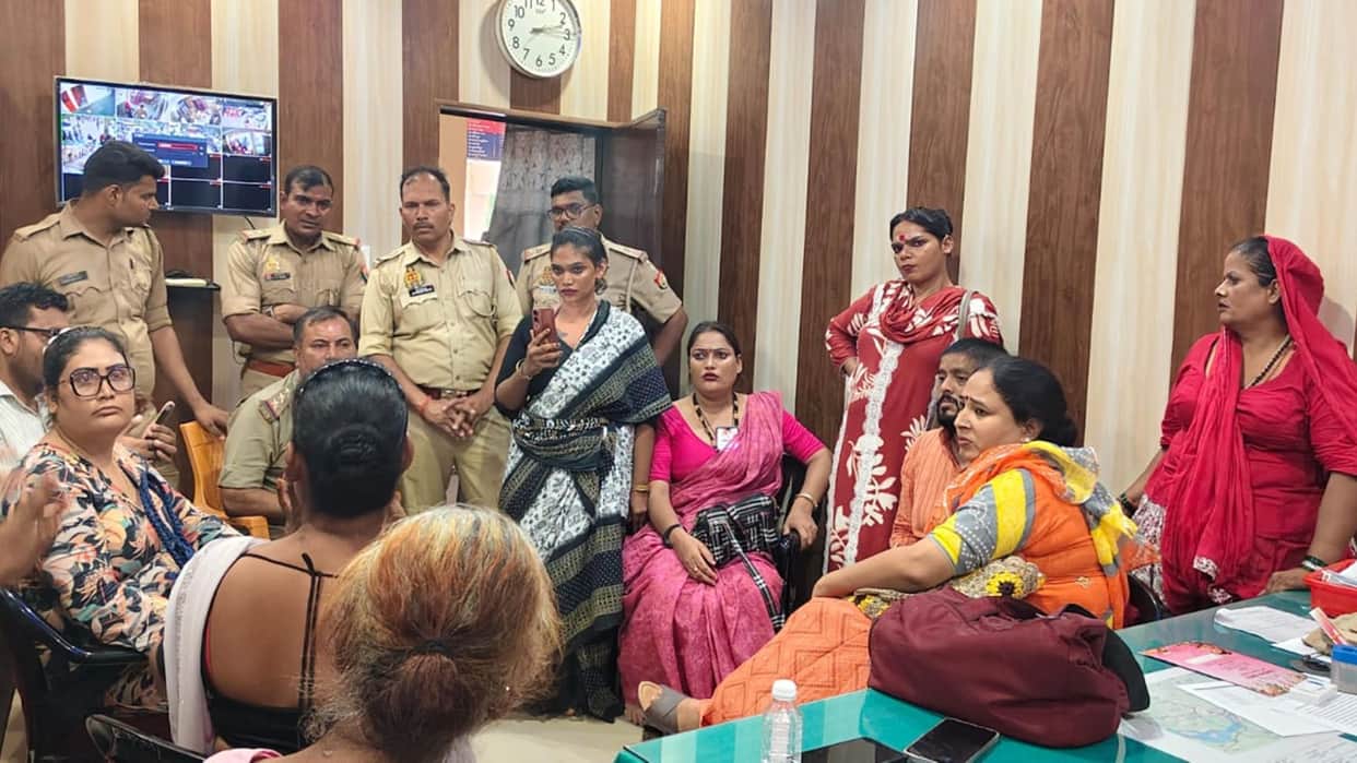 Battle for supremacy between 2 factions of transgender individuals in Barhalganj; they clash with each other.