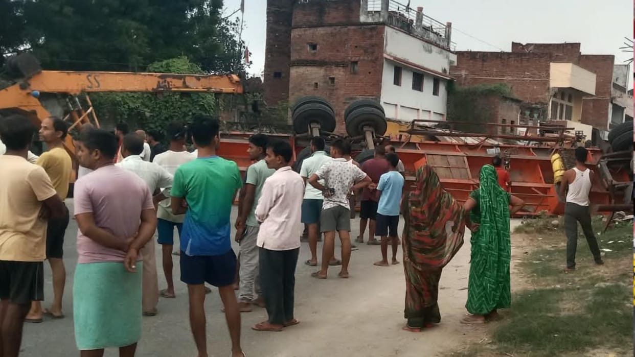 Speeding trailer crashes into house elderly woman and driver injured in bhadohi
