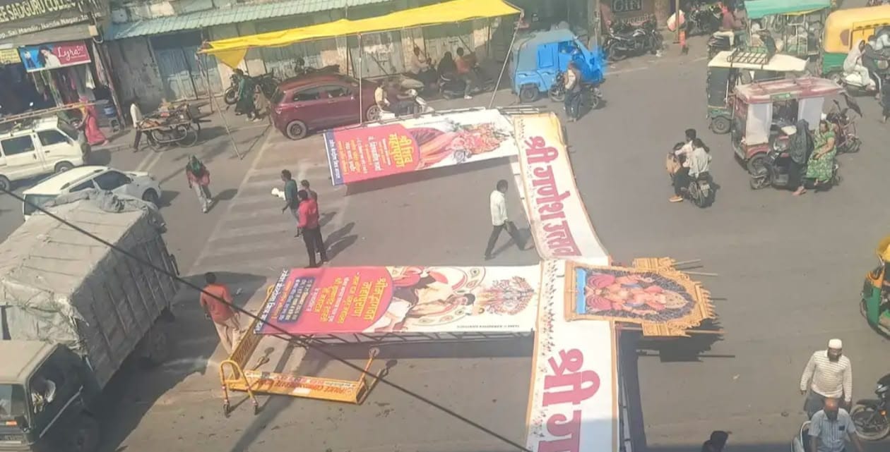 होर्डिंग सड़क पर गिरा