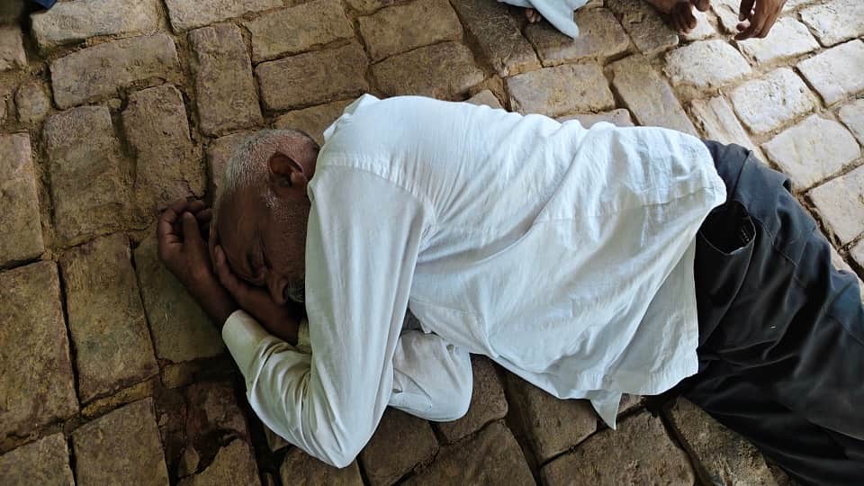 Bike crashes into tree and two friends die in Agra