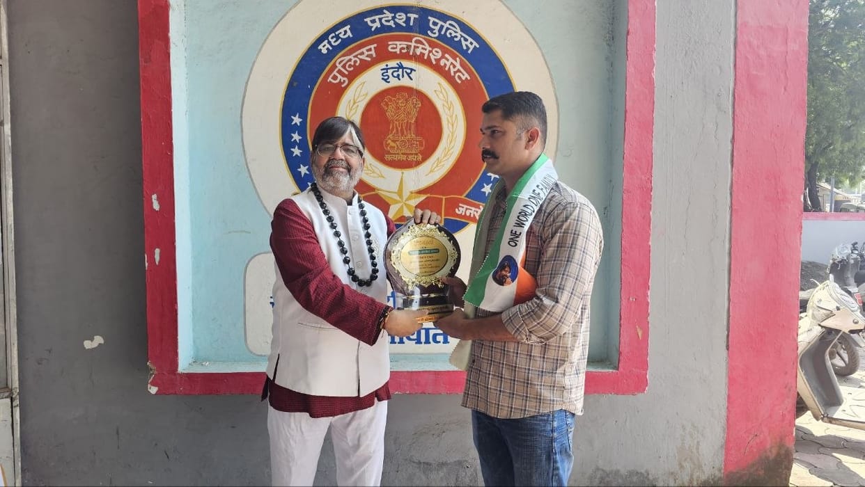 indore-traffic-cop-pankaj-yadav-honored-with-vighnaharta-award-2026