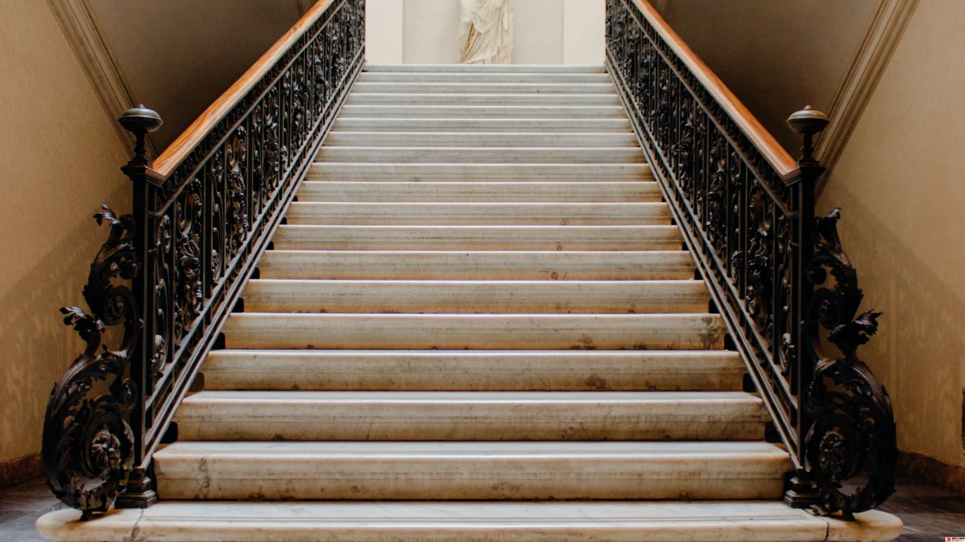 सीढ़ियों पर जूते-चप्पल और सामान छोड़ते हैं?