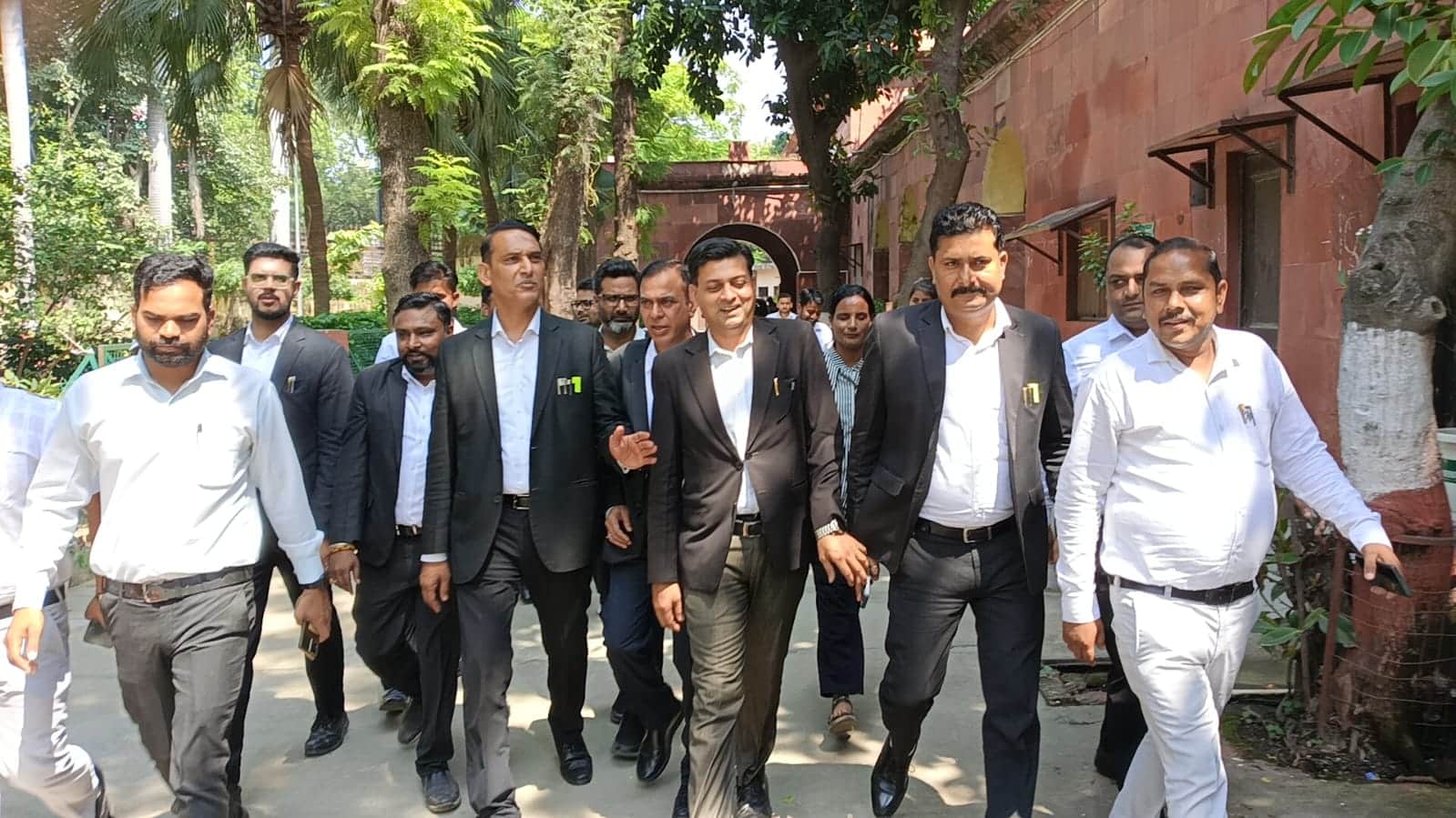 कचहरी में वकीलों का प्रदर्शन