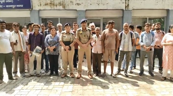 कानपुर पुलिस ने 24 लाख के 121 खोए मोबाइल लौटाए