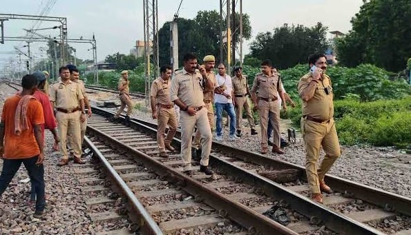 फ्लीट मार्च व ट्रैक पेट्रोलिंग करती टीम
