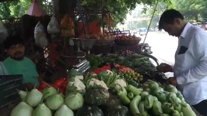 Kanpur Prices of green vegetables have plummeted dropping by rs 20 30 traders say further relief is likely