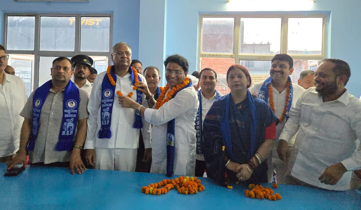 Kanpur Politics 43 BJP office bearers join BSP took membership at the Naveen Market office