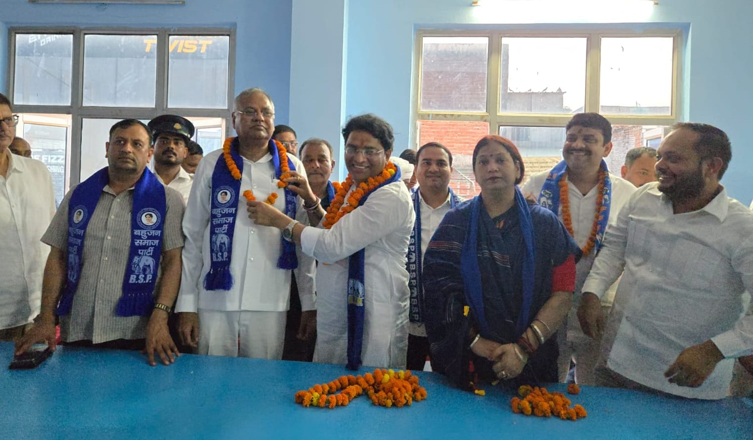 बसपा के मंडल कार्यालय में भाजपा छोड़कर आने वाले पदाधिकारी व अन्य नेता