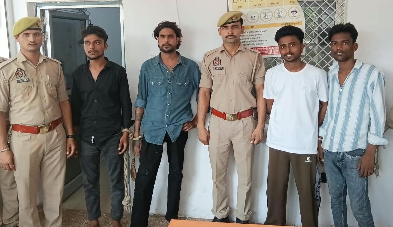 पुलिस की गिरफ्त में आरोपी
