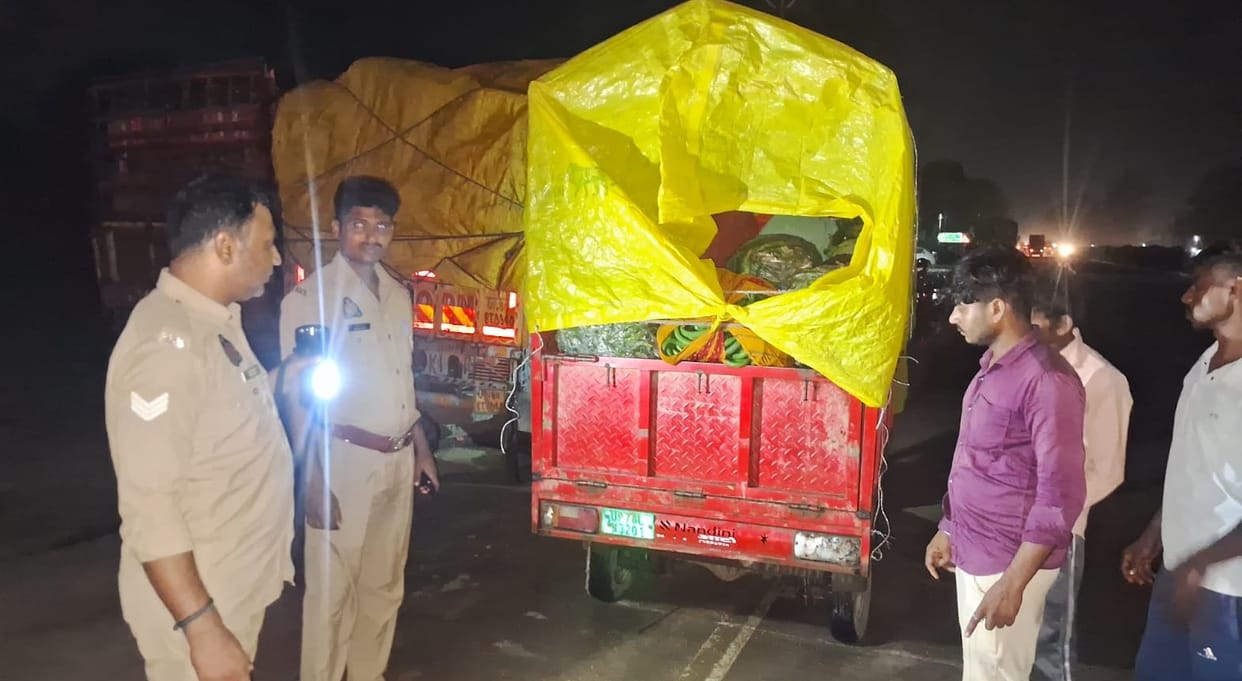 Kanpur Truck hits e rickshaw on highway; vehicle overturns instantly two youths critically injured