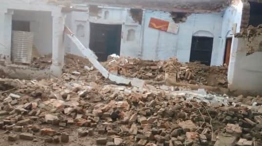 मूसलाधार बारिश में ढहा कच्चा मकान