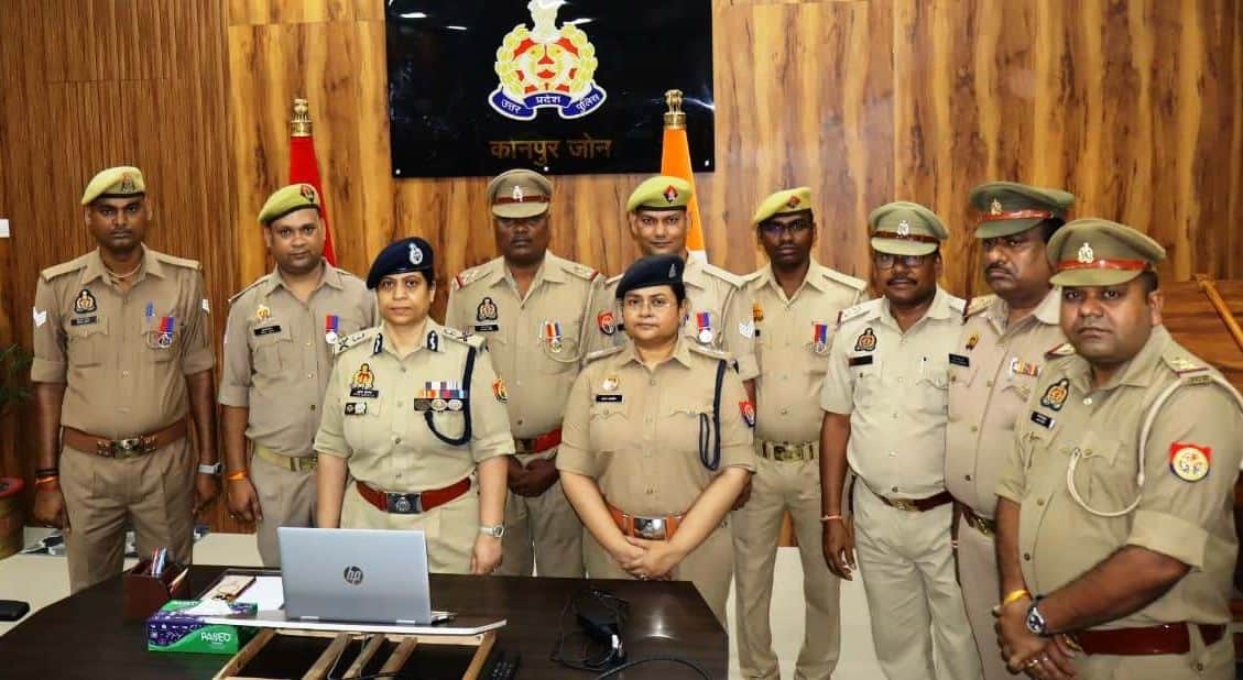 कार्यालय में पुलिसकर्मियों के साथ एडीजी जोन अनुपम कुलश्रेष्ठ