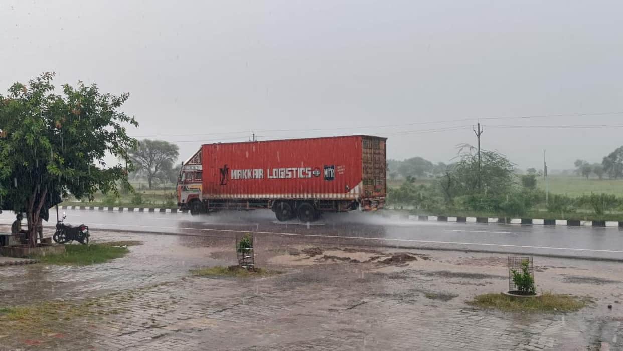 Jhansi: Heavy rain follows a strong storm; weather takes a sudden turn