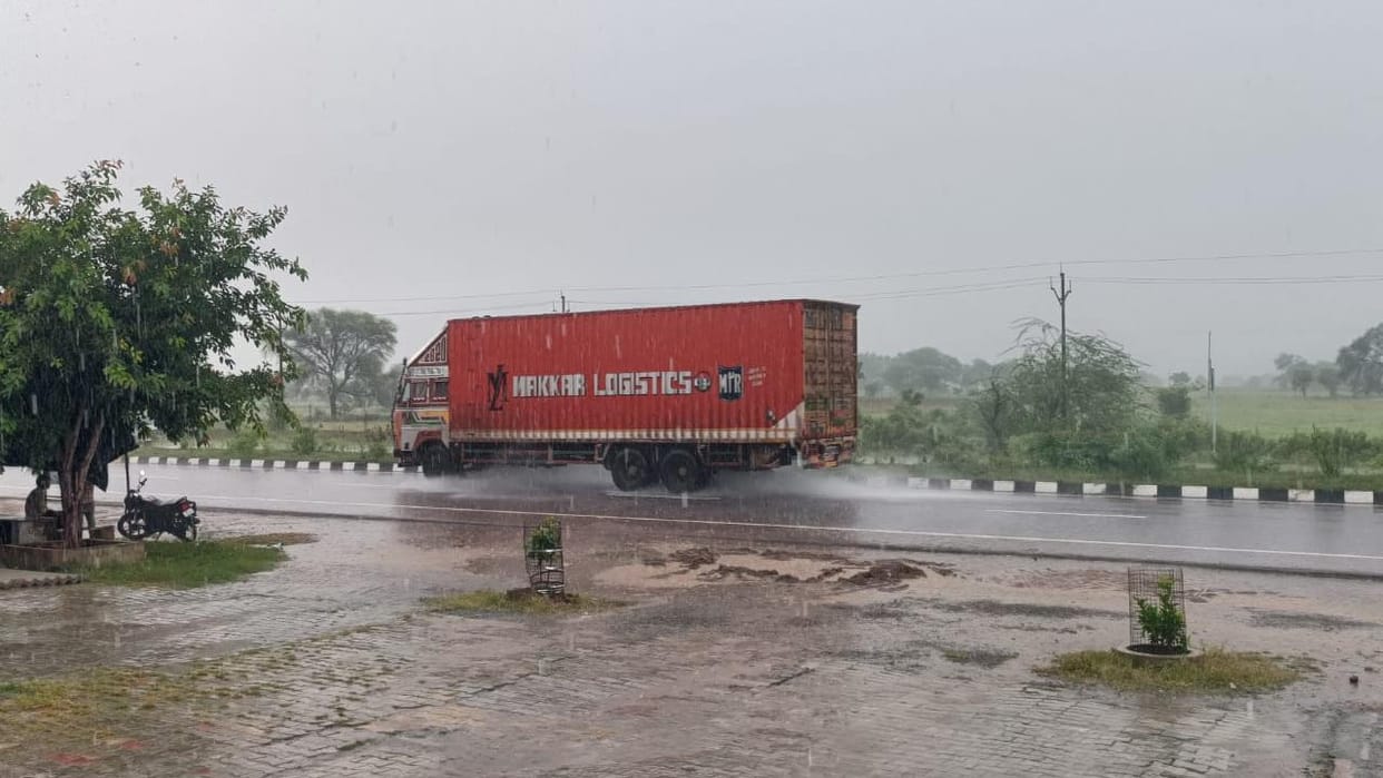 Jhansi: Heavy rain follows a strong storm; weather takes a sudden turn