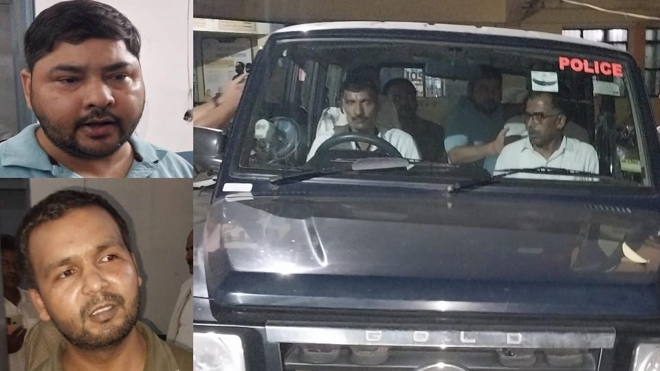 Bijnor: Accountant and outsourced employee caught red-handed accepting a bribe of ₹15,000