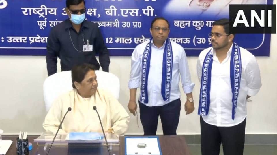Ishan Anand arrived at BSP meeting in Lucknow and sought blessings by touching Mayawati feet