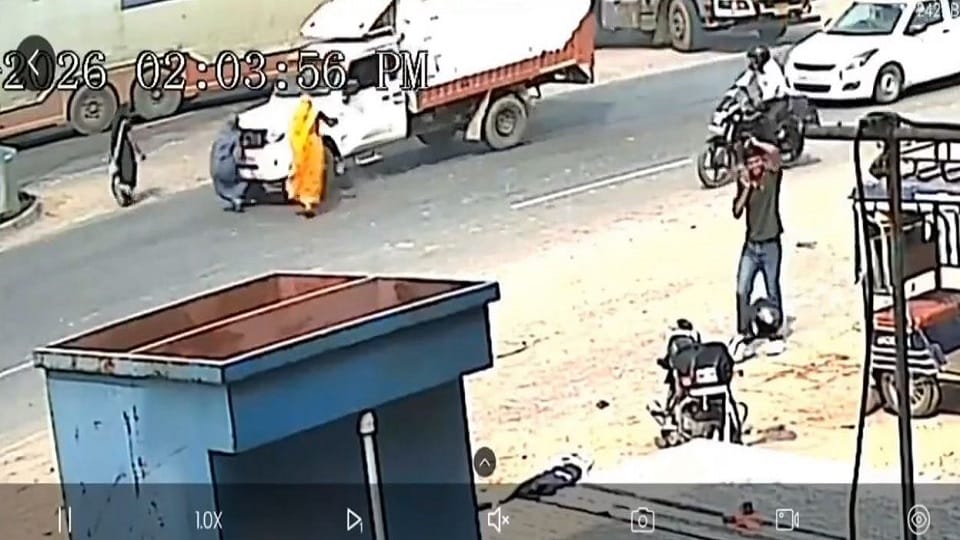 Two women died in road accidents in Agra video