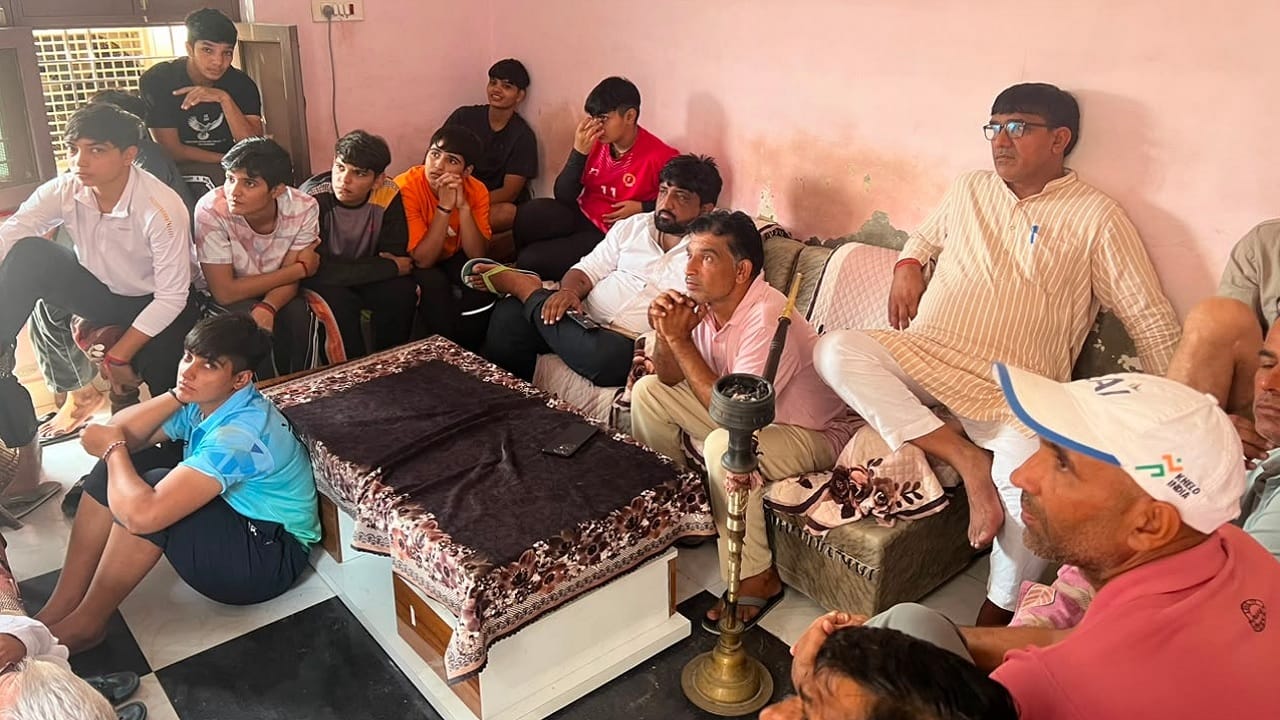 महिला कबड्डी मैच देखते मनीषा के परिजन