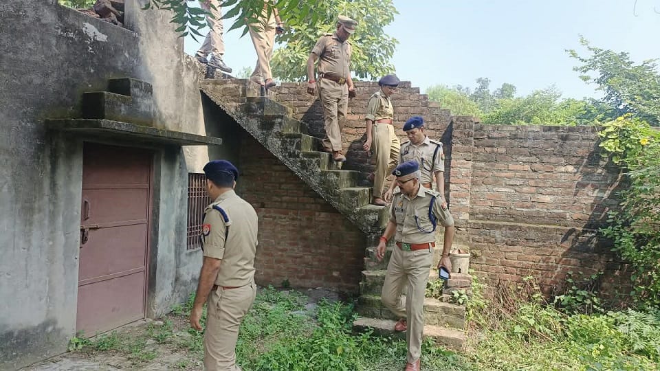 माैके पर जांच करती पुलिस।
