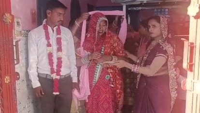 मीनाक्षी को विदा करती सास।