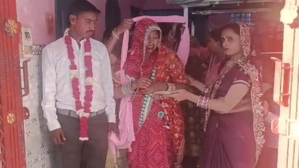मीनाक्षी को विदा करती सास।