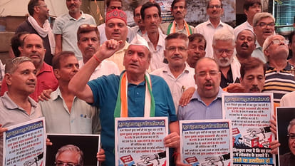 Congress members burn effigy of Chief Election Commissioner in protest against SIR process