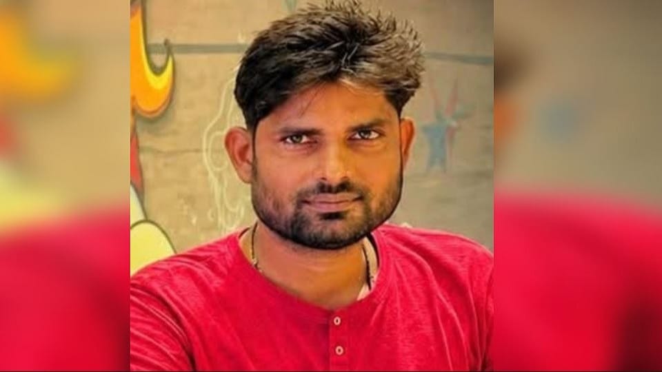 Bike crashes into tree and two friends die in Agra