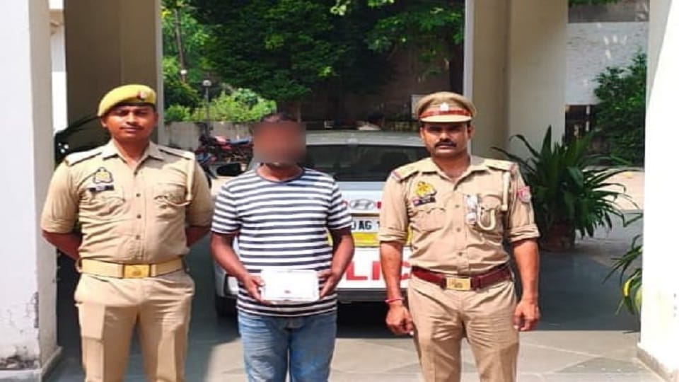 पुलिस गिरफ्त में आरोपी।