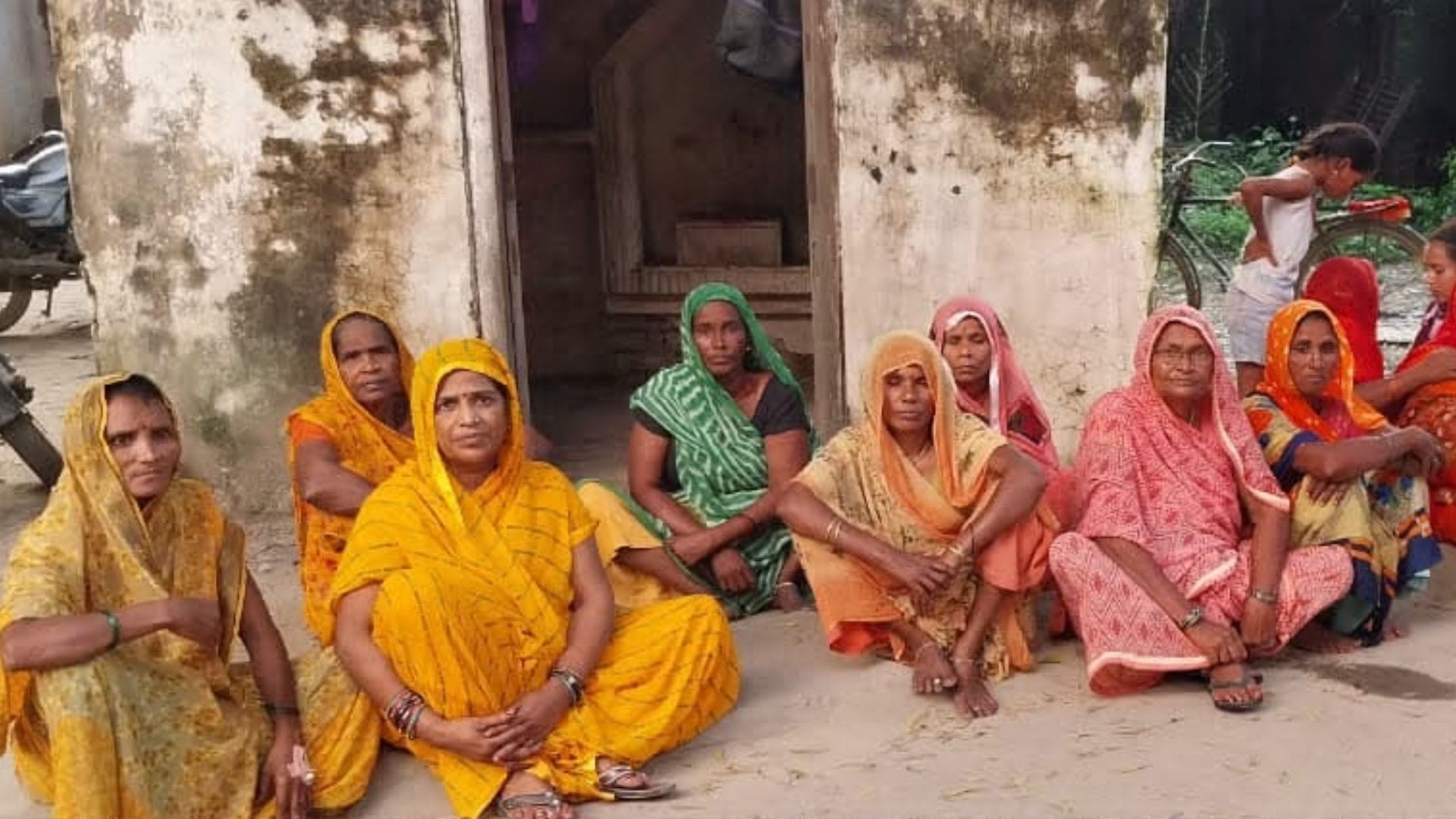 Aarav death in school van accident mother and sisters inconsolable in jaunpr