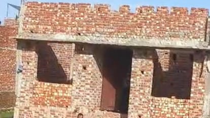 पीएम आवास योजना के तहत बन रहा मकान