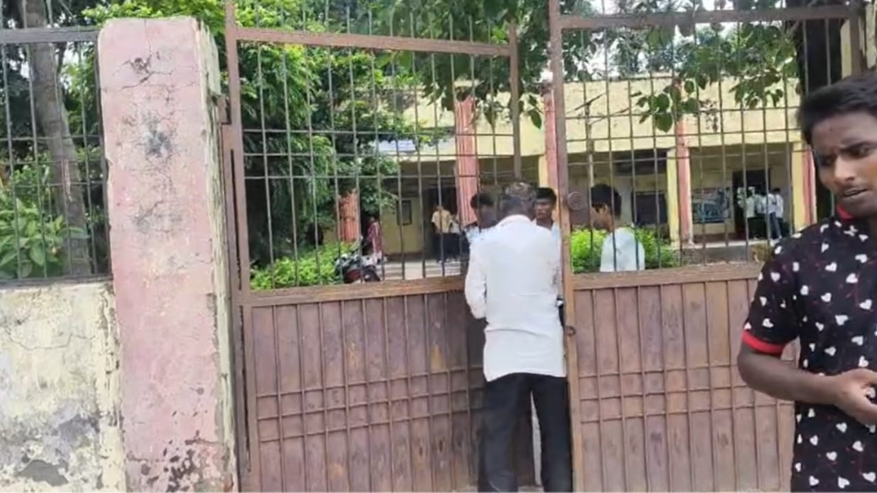 स्कूल में बेरोक-टोक आ जा रहे थे लोग