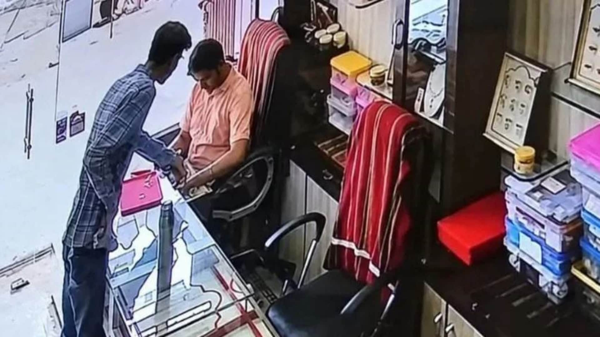 दुकान का सीसीटीवी फुटेज