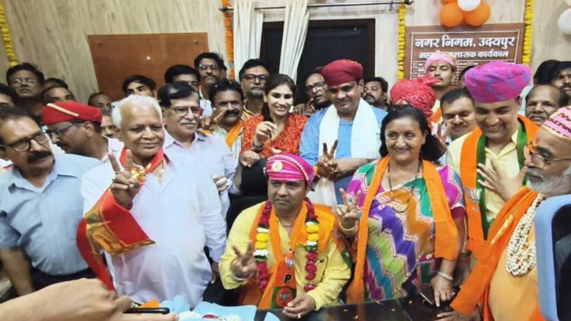 पदभार ग्रहण करने पहुंचे नवनिर्वाचित महापौर