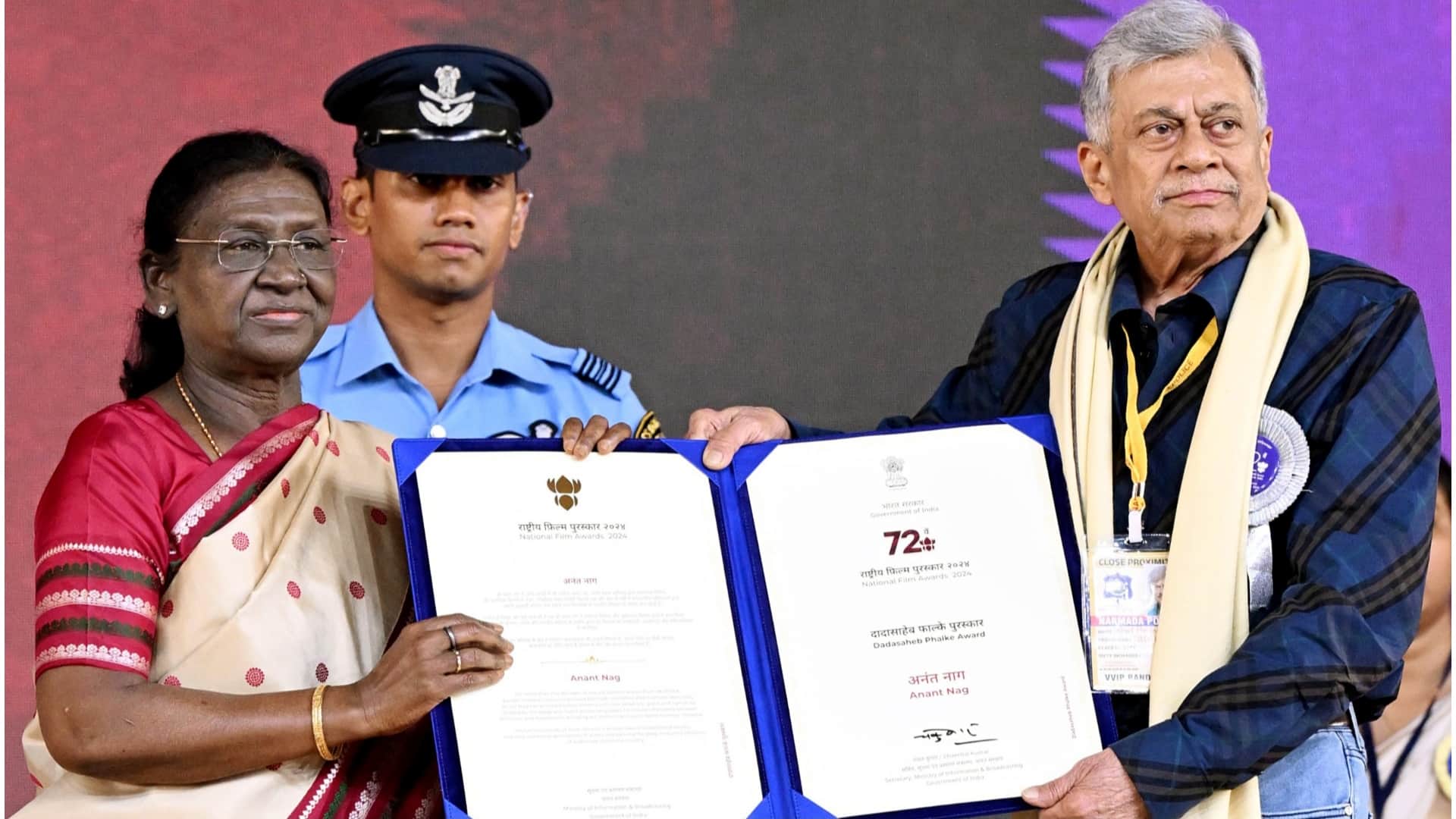 राष्ट्रीय फिल्म पुरस्कार समारोह में राष्ट्रपति द्रौपदी मुर्मू से दादा साहब फाल्के सम्मान प्राप्त करते अनंत नाग