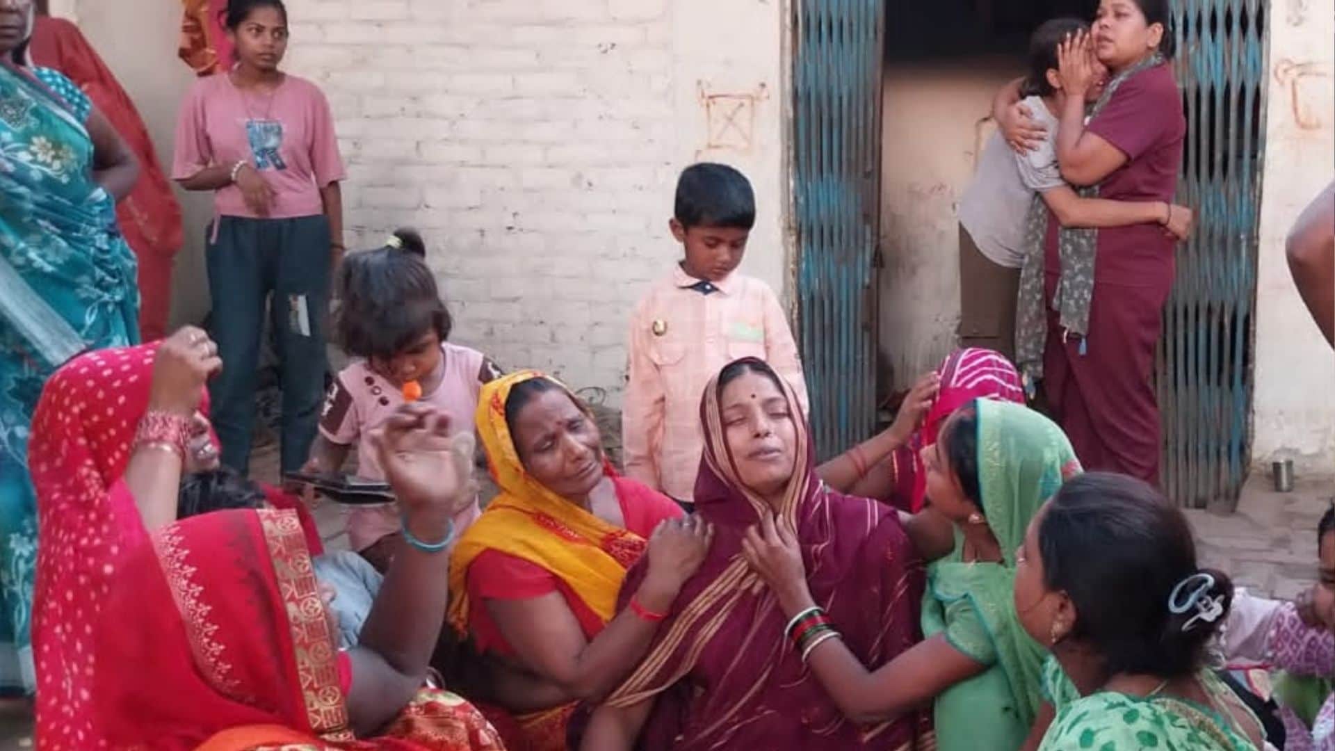Aarav death in school van accident mother and sisters inconsolable in jaunpr
