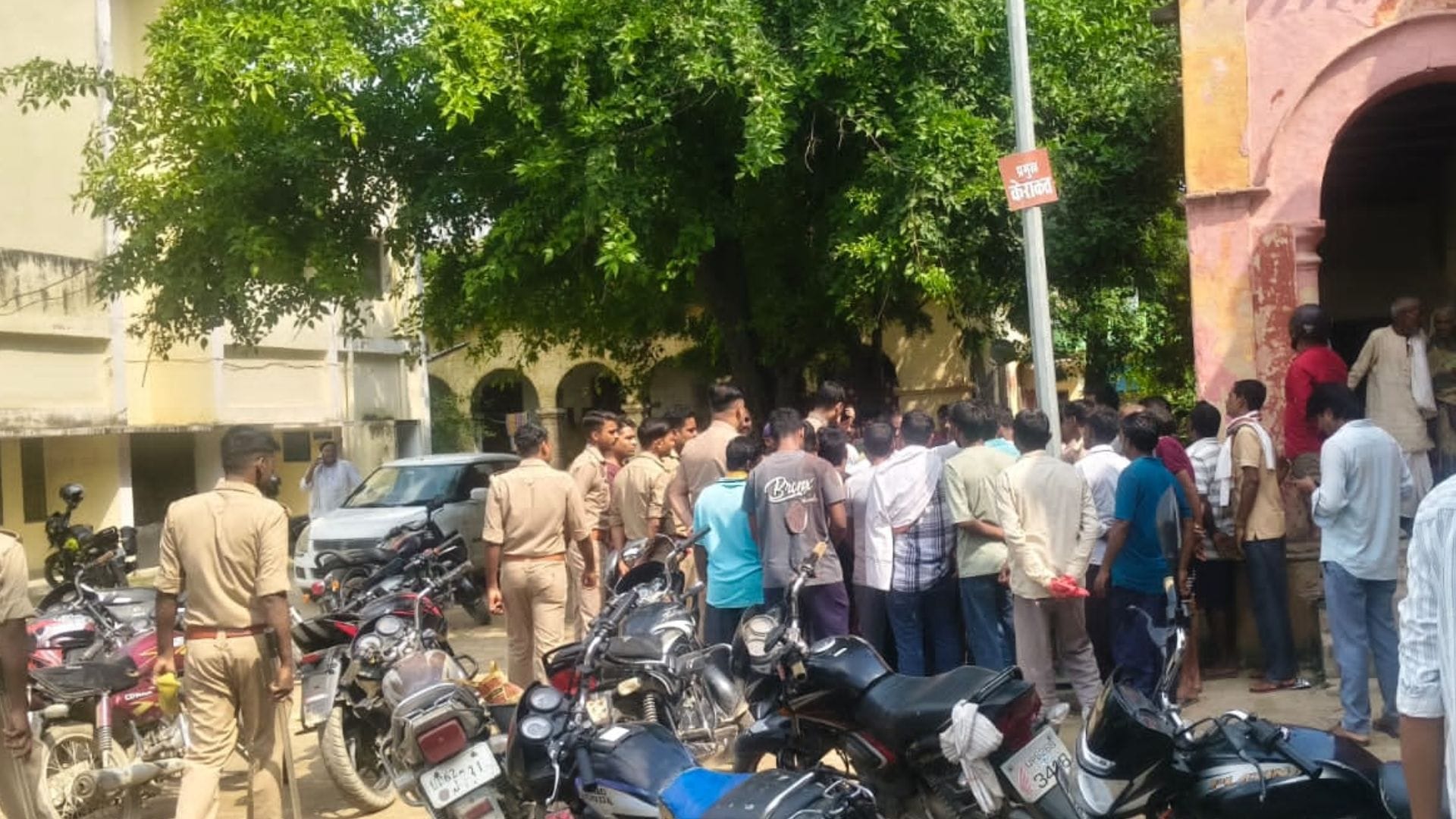 Aarav death in school van accident mother and sisters inconsolable in jaunpr