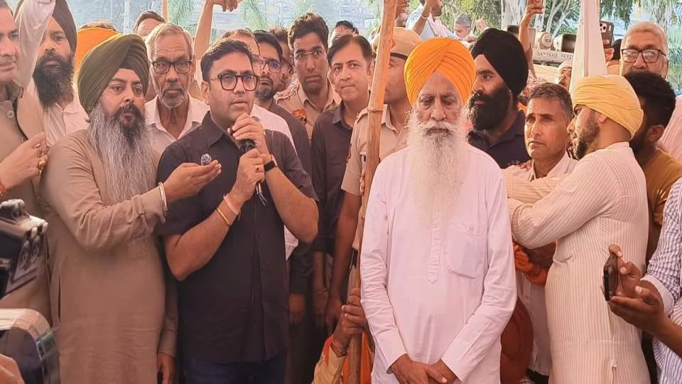Sit-in protest called off following agreement between farmers and the government.