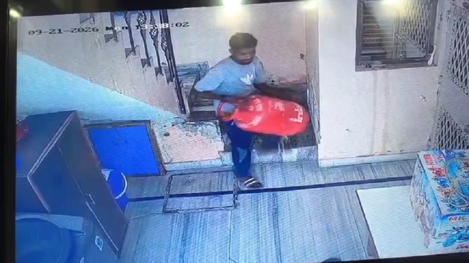A thief broke into the house and stole a gas cylinder and a tool kit