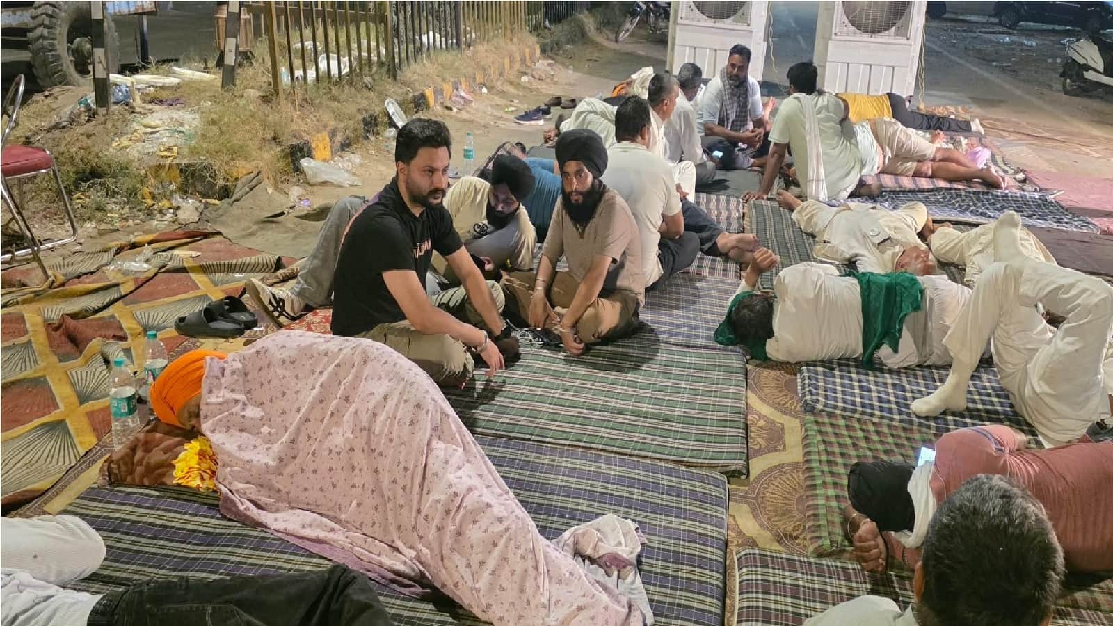 सड़क पर धरने पर बैठे और सोए किसान